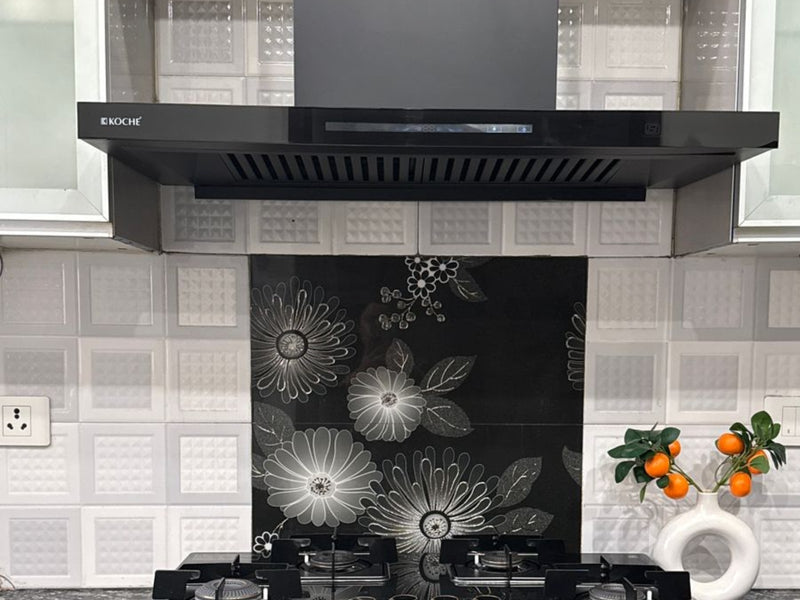   Stark 60cm Ducted BLDC Chimney | 1500 CMH Suction | Auto Clean Köche Stark kitchen chimney installed above a gas stove in a customer's kitchen. 